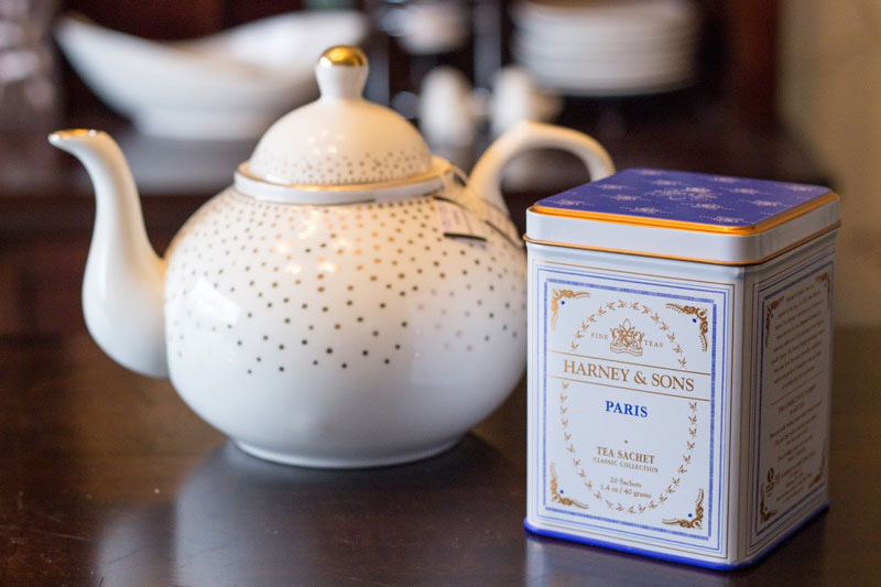 4. Harney & Sons. Thương hiệu trà của Mỹ được thành lập năm 1983. Nó từng được đề cử là thương hiệu trà nổi tiếng nhất thế giới năm 2009. Trà của hãng đa dạng về chất lượng, mùi vị lẫn bao bì.