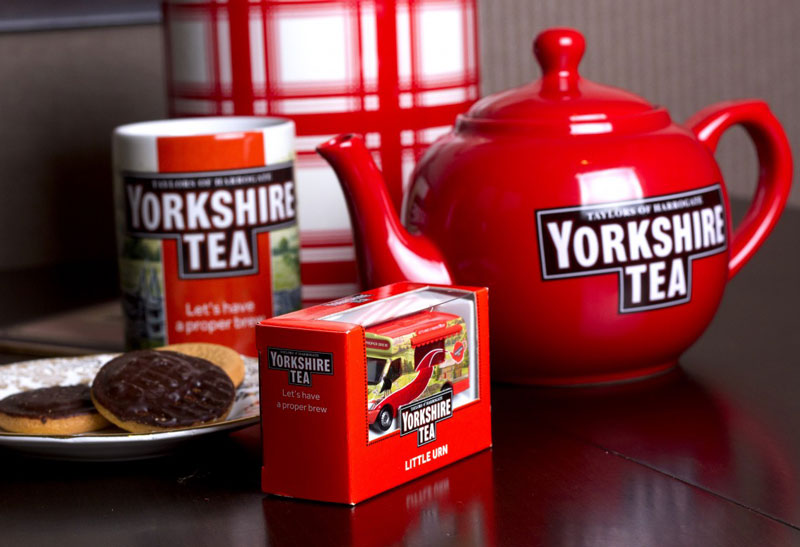 9. Yorkshire tea. Loại trà đen được sản xuất bởi The Bettys & Taylors Group. Đây là nhãn hiệu trà phổ biến thứ ba ở Anh và được Charles Edward Taylor giới thiệu vào năm 1886.