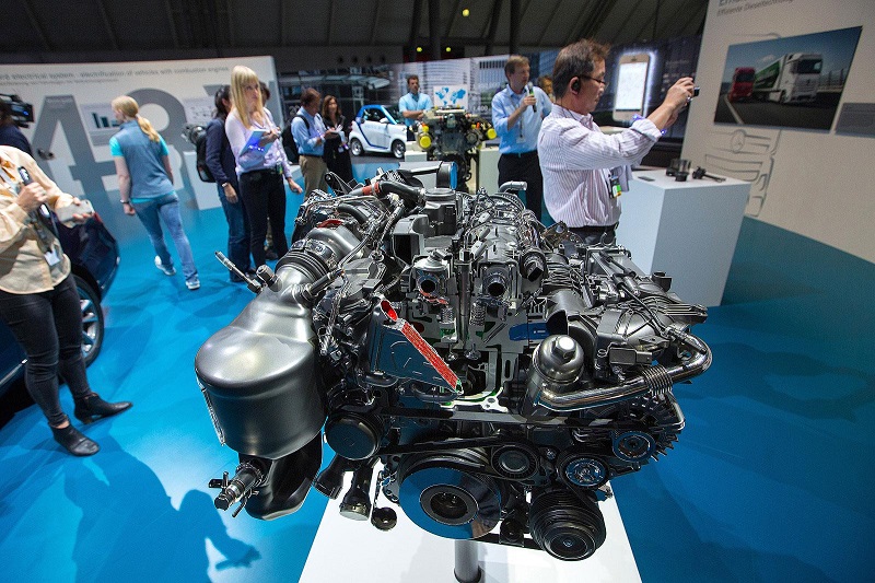 Động cơ diesel 4 xy-lanh làm hoàn toàn bằng nhôm của Mercedes-Benz trưng bày tại sự kiện TecDay Road to the Future ở Stuttgart, Đức, hồi tháng 4/2016. Ảnh: Bloomberg.