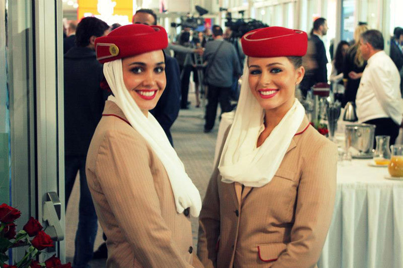 6. Emirates. Hãng hàng không quốc gia của Các Tiểu vương quốc Ả Rập Thống nhất có trụ sở tại Dubai. Hãng lựa chọn những tiếp viên thân thiện, giỏi giang nhưng không kém phần xinh đẹp.