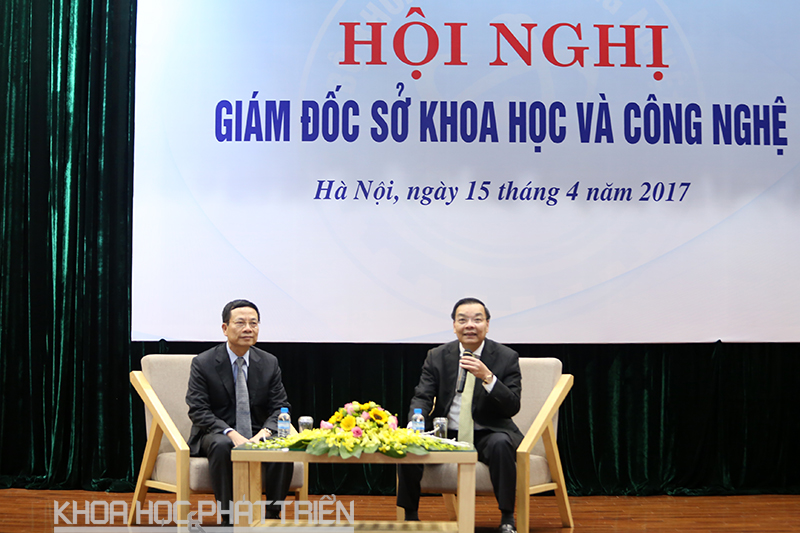 Bộ trưởng Chu Ngọc Anh (bên phải) tọa đàm cùng Thiếu tướng Nguyễn Mạnh Hùng. Ảnh: Loan Lê.