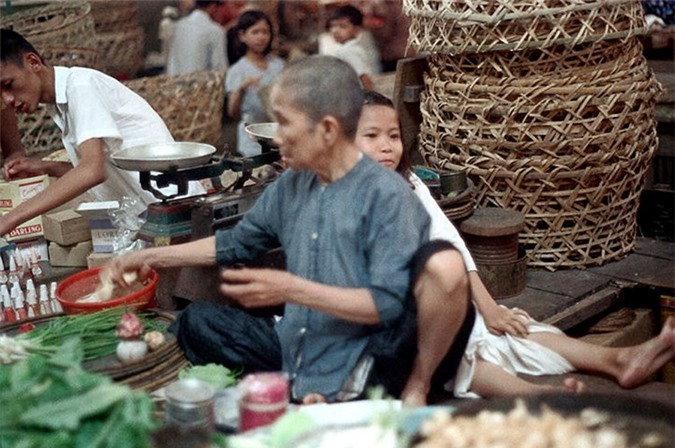 Loat anh doc ben trong cho Ben Thanh nam 1973 (2)-Hinh-17