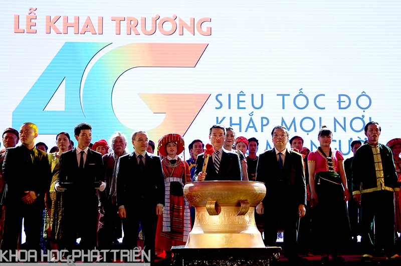 Ông Chu Ngọc Anh - Bộ trưởng Bộ KH&CN, ông Phan Tâm Thứ trưởng Bộ TT&TT và Thiếu tướng Nguyễn Mạnh Hùng thực hiện nghi lễ khai trương mạng 4G. Ảnh: Mạc Hóa.