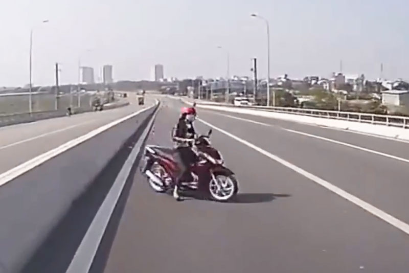 Cô gái chạy xe máy ngược chiều trên đường cao tốc.