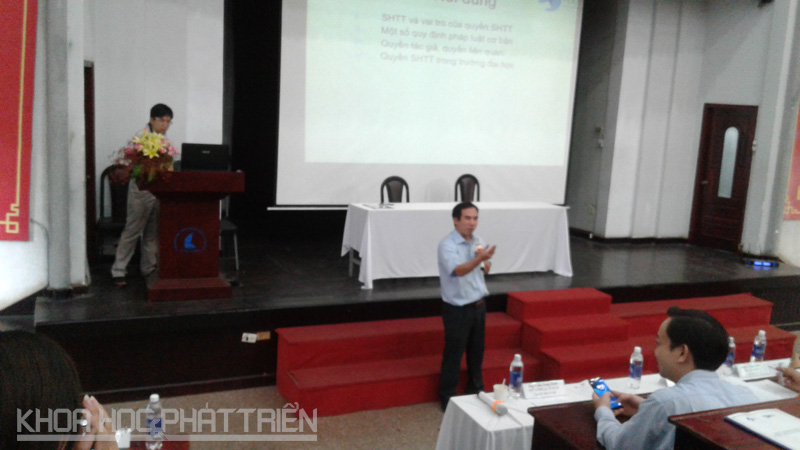 Ông Nguyễn Văn Bảy - Cục SHTT chia sẻ với sinh viên tại Hội nghị