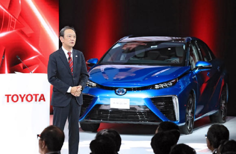 Giám đốc Kiyotaka Ise của Toyota phát biểu tại một sự kiện tổ chức vào tối 18/4 trước ngày khai mạc Triển lãm ô tô Thượng Hải 2017. Ảnh: Nikkei.