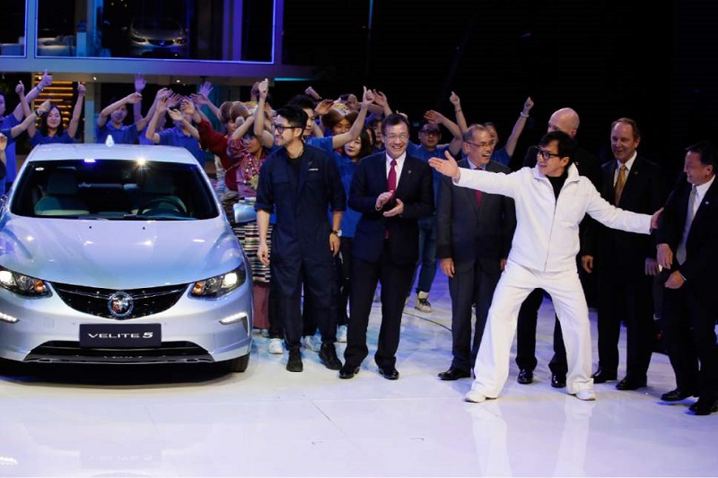 Ngôi sao phim hành động hài Jackie Chan trong lễ ra mắt toàn cầu của Buick Velite 5, một mẫu xe hybrid sạc điện, diễn ra vào tối trước ngày khai mạc Triển lãm ô tô quốc tế Thượng Hải - tối 18/4. Ảnh: AP.