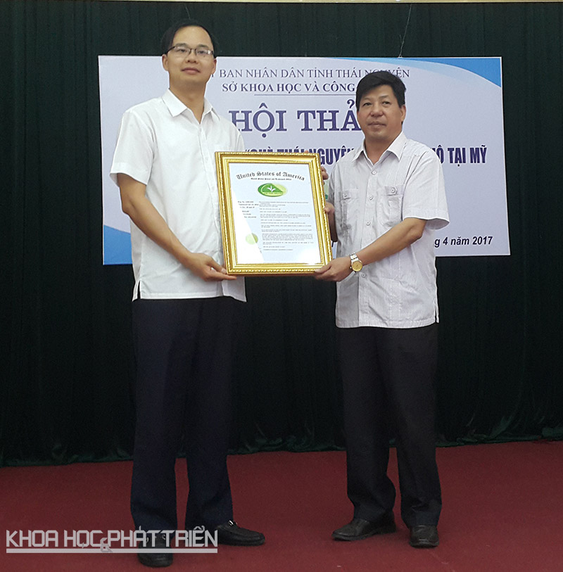 Ông Phạm Quốc Chính (bên phải) trao văn bằng bảo hộ nhãn hiệu tập thể "Chè Thái Nguyên" cho ông ông Nguyễn Ngọc Tuân (Chủ tịch Hội Nông dân tỉnh Thái Nguyên)