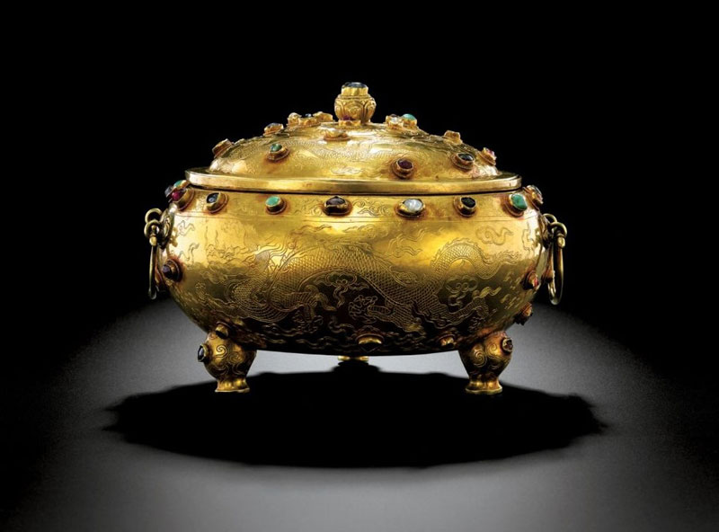 6. Bình ba chân làm bằng vàng thời nhà Minh (Trung Quốc) - giá: 14,2 triệu USD.
