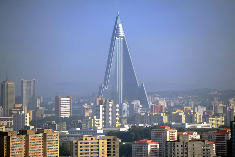 10. Khách sạn Ryugyong (105 tầng). Tòa nhà chọc trời đang được xây dựng với mục đích làm khách sạn tại Bình Nhưỡng, Cộng hòa Dân chủ Nhân dân Triều Tiên. Sau nhiều lần trì hoãn, khách sạn này chưa hẹn ngày khánh thành cụ thể.