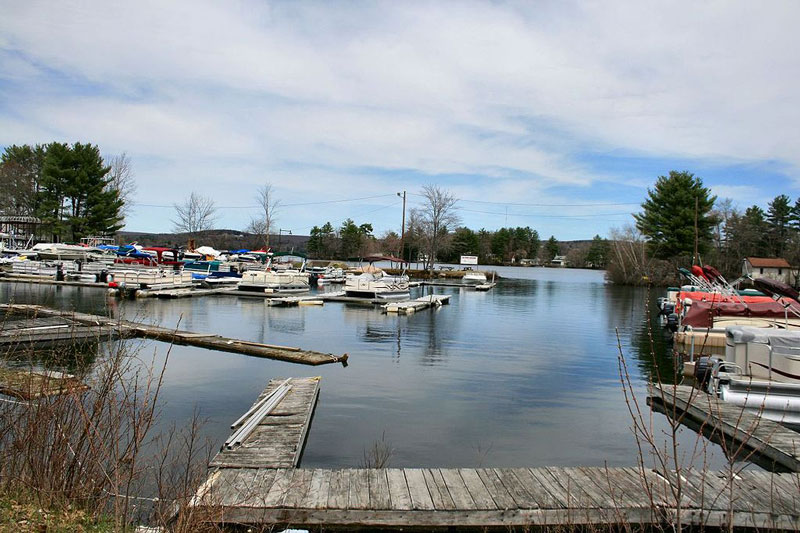 3. Chargoggagoggmanchauggagoggchaubunagungamaugg (45 ký tự). Hồ nước ở thị trấn Webster, bang Massachusetts, Mỹ. Hồ nước này có diện tích bề mặt là 5.84 km2.