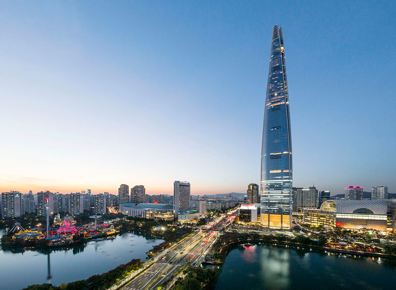 3. Lotte World Tower (123 tầng). Siêu cao ốc tọa lạc ở Thủ đô Seoul, Hàn Quốc. Việc xây dựng tháp đã bắt đầu vào ngày 1/2/2011 và kết thúc vào tháng 12/2016.