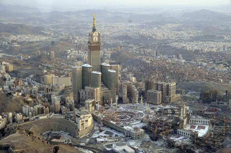 4. Abraj Al Bait (120 tầng). Là công trình phức hợp chọc trời nằm ở Mecca, Ả Rập Saudi. Trung tâm của khu phức hợp là một tòa tháp khách sạn có mặt đồng hồ lớn và cao nhất thế giới.