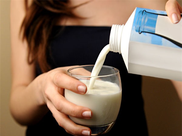 sữa tươi giúp lông mày mọc nhanh