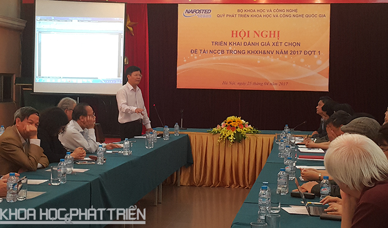 GS.TS Nguyễn Quang Thuấn nêu ý kiến tại hội nghị