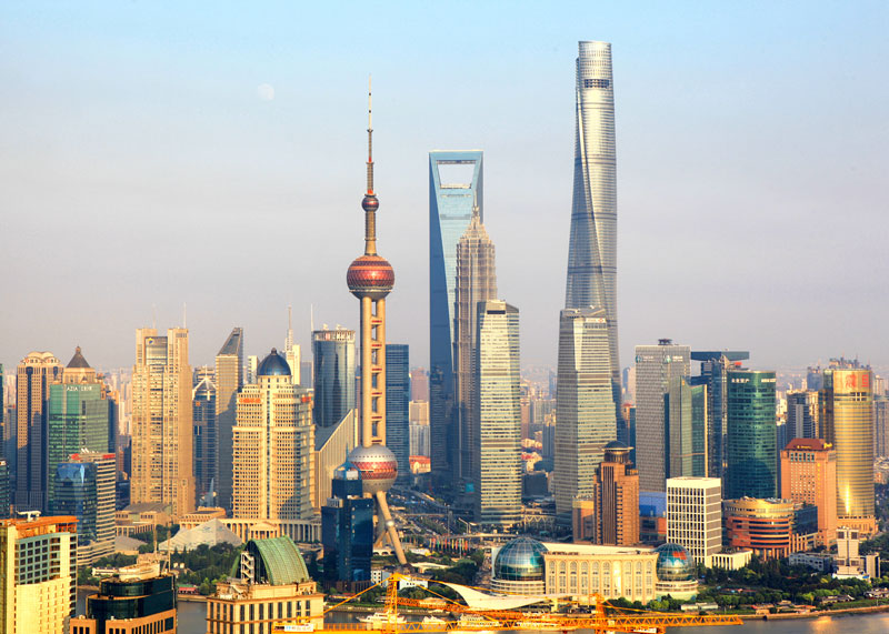 2. Tháp Thượng Hải (128 tầng). Là tòa nhà chọc trời siêu cao ở Lục Gia Chủy, Thượng Hải, Trung Quốc. Đây là tòa nhà thiết kế rất thông minh với dạng thân xoắn,nó có khả năng giảm tối đa sức đẩy của gió. Công trình này được xây dựng từ 6/9/2014 - 18/2/2015.