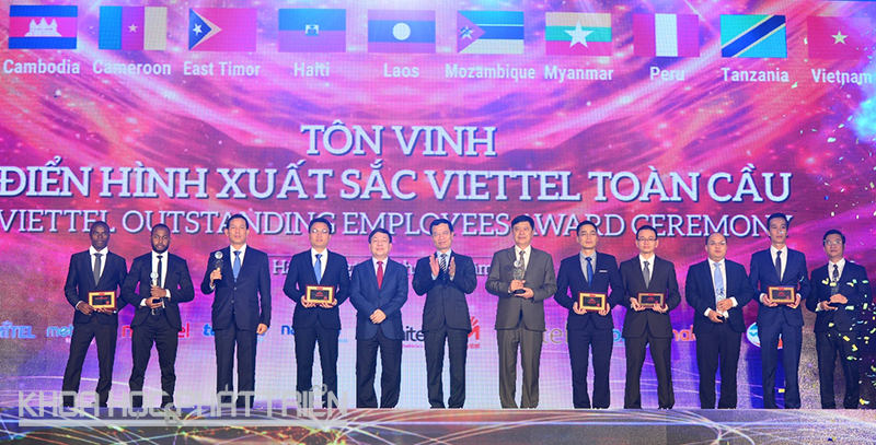 Lãnh đạo Tập đoàn Viettel trao thưởng cho đại diện các tập thể xuất sắc năm 2016
