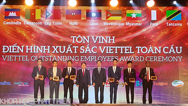 Lãnh đạo Tập đoàn Viettel trao thưởng cho các cá nhân điển hình
