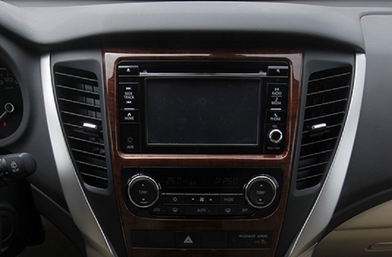 Hệ thống giải trí của chiếc xe bao gồm đầu đọc DVD và màn hình cảm ứng đi kèm hỗ trợ kết nối AUX/ USB/ Bluetooth