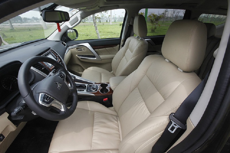 Ghế lái được trang bị tính năng điều khiển điện 8 hướng.