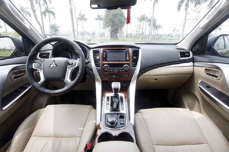 Mitsubishi Pajero Sport mới có hệ thống điều hòa hai vùng độc lập với khe gió cho từng hàng ghế.