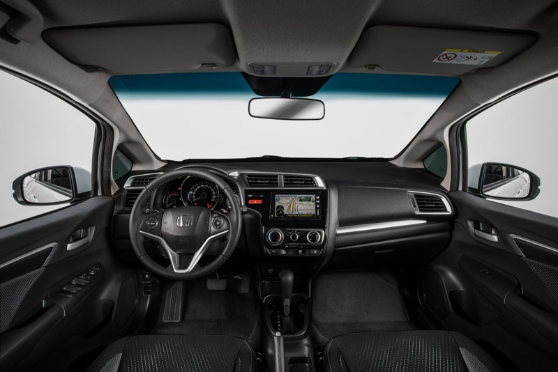 Không gian nội thất của xe khá rộng rãi Vô-lăng thiết kế dạng 3 chấu tích hợp các phím chức năng, điều hòa hai vùng độc lập, màn hình LCD cảm ứng với kích thước 7 inch.