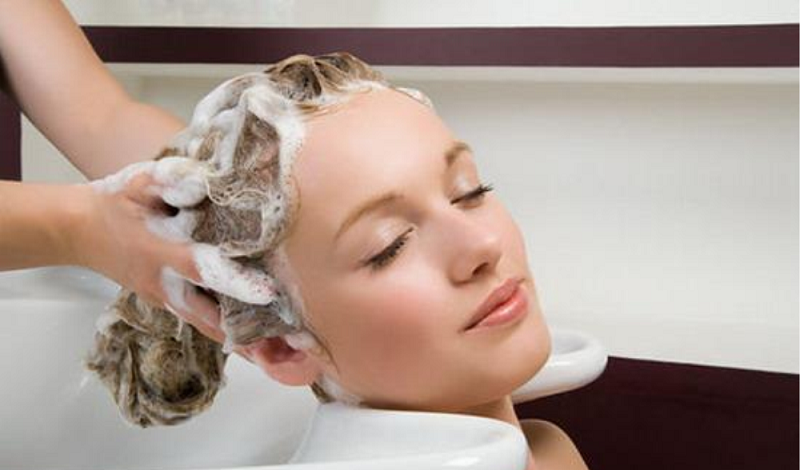 8.	Để phòng bệnh nấm tóc, không nên gội đầu nhiều lần bằng dầu gội có độ tẩy gầu cao. Sau khi gội thì phải xả kĩ bằng nước sạch. Ảnh minh họa.