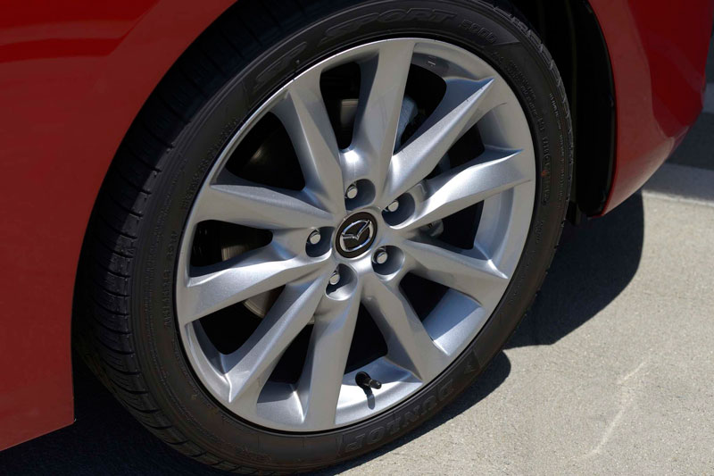 Mazda 3 2017 sử dụng la-zăng hợp kim với đường kính 16 hoặc 18 inch (tùy từng phiên bản).