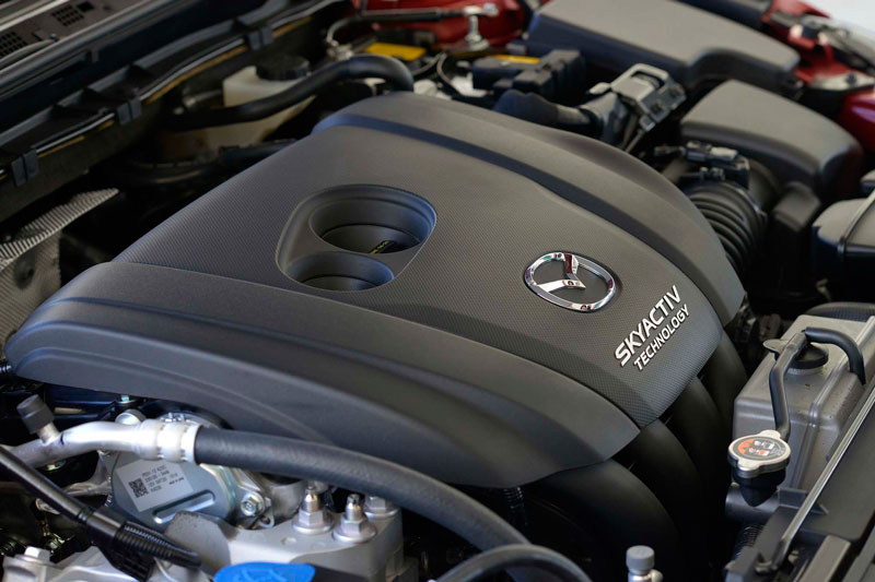 Mazda 3 2017 dùng động cơ xăng SkyActiv-G 4 xi lanh với dung tích 2 lít, sản sinh công suất tối đa 162 mã lực, mô-men xoắn cực đại 210 Nm. Xe sử dụng hộp số tự động 6 cấp, hệ dẫn động cầu trước SkyActiv-Drive.