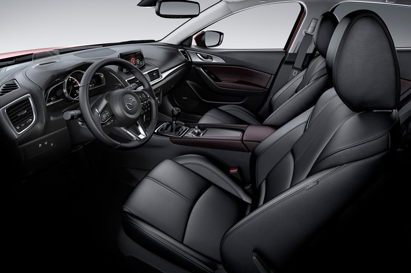 Về nội thất, thay đổi lớn nhất của Mazda 3 2017 là vô lăng được thiết kế tương tự như “người anh em” Mazda 6. Kính chắn gió (HUD) hiển thị nhiều thông tin hơn so với phiên bản trước.
