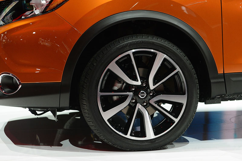 Bộ la-zăng của Nissan Rogue Sport 2017 có đường kính 16 inch (phiên bản S), 17 inch (phiên bản SV) và 19 inch (bản SL).