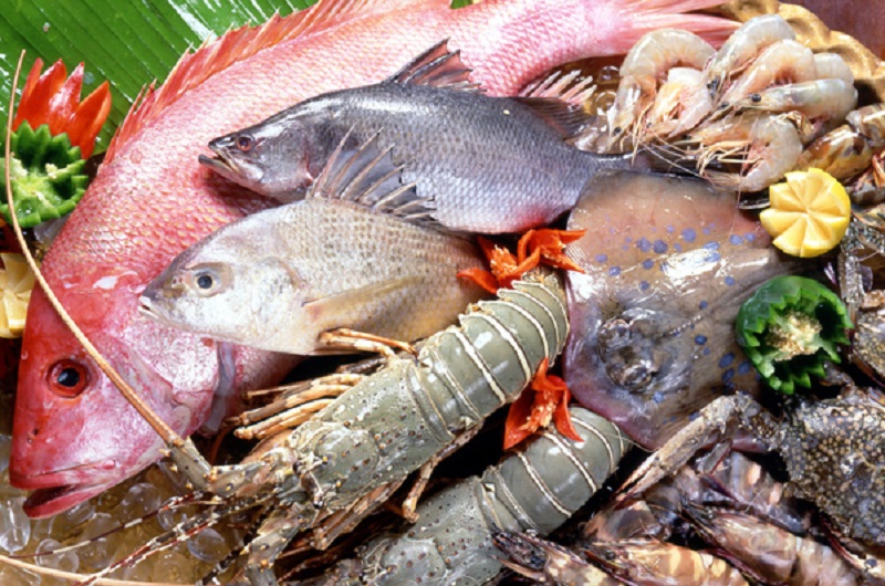 Trẻ bị sởi nên kiêng những thức ăn dễ gây dị ứng như thủy hải sản.