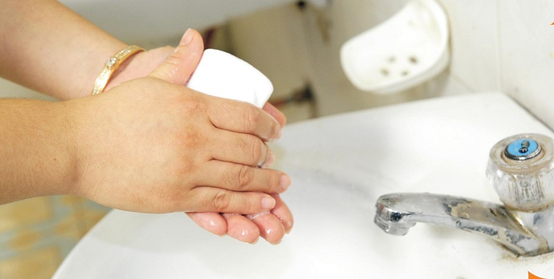 Khuyến khích trẻ rửa tay thường xuyên và đúng cách bằng xà phòng.