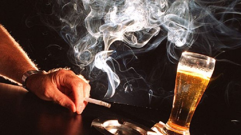 3.	Rượu và thuốc lá là nguyên nhân đáng lo ngại. Những người sử dụng nhiều rượu và thuốc lá hằng ngày, kéo dài trong nhiều năm có nguy cơ bị suy yếu sinh lý. Ảnh minh họa.