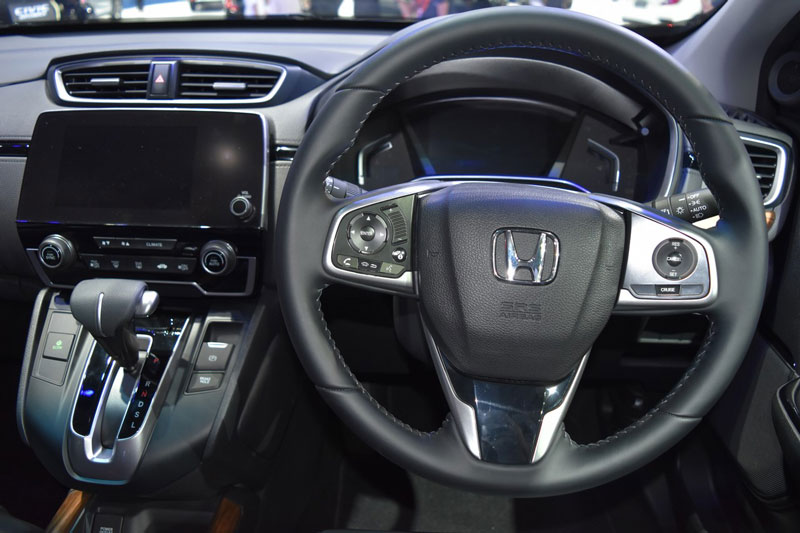 Màn hình cảm ứng 9 inch cho hệ thống thông tin giải trí, hỗ trợ ứng dụng Apple CarPlay và Android Auto. Đồng thời, Honda CR-V 7 còn được trang bị dàn âm thanh 8 loa.