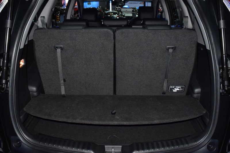 Honda CR-V 7 chỗ có tính năng mở cốp thông minh bằng cảm ứng. Khi cần mở khoang chứa hành lý, chủ nhân chỉ cần đá chân dưới gầm xe là cốp sẽ tự động mở.