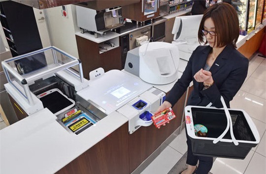 Với hệ thống tự tính tiền mới, việc quét mã vạch từng món hàng không còn cần thiết tại cửa hàng tiện lợi ở NhậtẢnh: NIKKEI