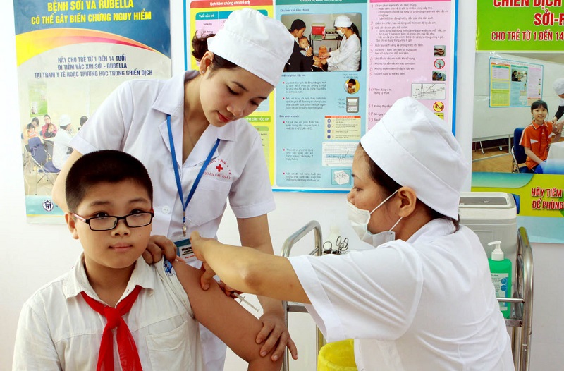 Tiêm vaccine cho trẻ giúp trẻ phát triển thể chất và trí não bình thường.