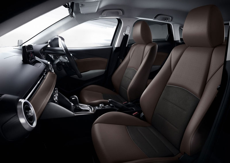 Ghế ngồi và nhiều chi tiết nội thất của Mazda CX-3 2017 được bọc da.