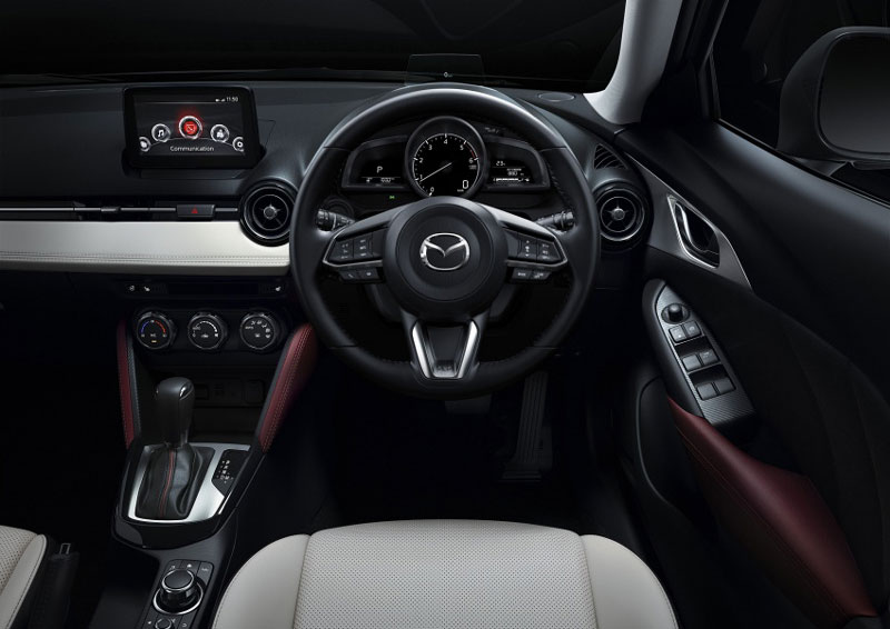 Vô lăng 3 chấu tương tự như CX-9. Đồng thời, Mazda CX-3 2017 còn được trang bị màn hình hiển thị HUD màu tăng độ sáng, tương phản mới Active Driving Display giúp tài xế dễ quan sát hơn. 