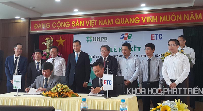 Đại diện công ty HHPD và công ty ETC Holding ký kết trước sự chứng kiến của các đại biểu tham dự.