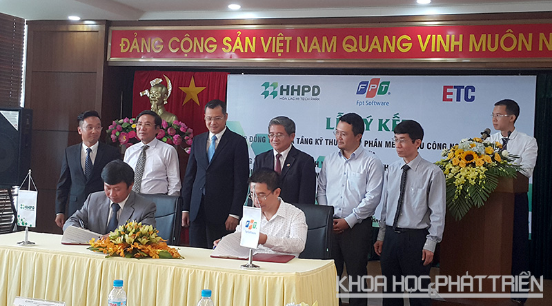 Đại diện công ty HHPD và nhà đầu tư FPT cùng ký kết hợp đồng thuê hạ tầng khu Phần mềm - Khu CNC Hòa Lạc.