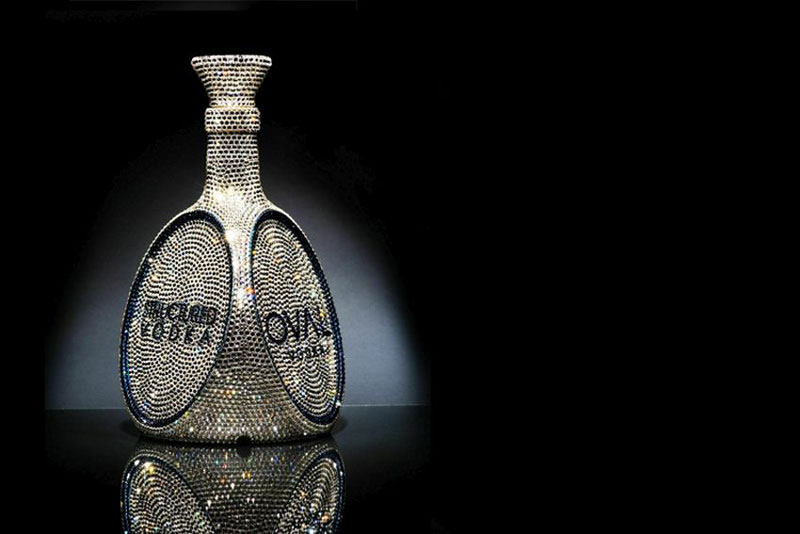 6. Oval Crystal Swarovski Vodka. Giá: 6.922 USD/chai - tương đương 157,06 triệu đồng.