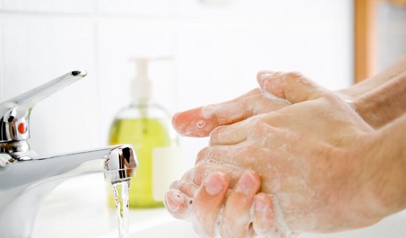 Cần rửa tay với xà phòng để phòng ngừa thương hàn và nhiều bệnh khác.
