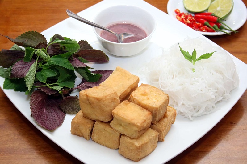 Sử dụng mắm tôm Hậu Lộc trong bữa ăn của người Việt Nam. Ảnh: Chinhngoc.