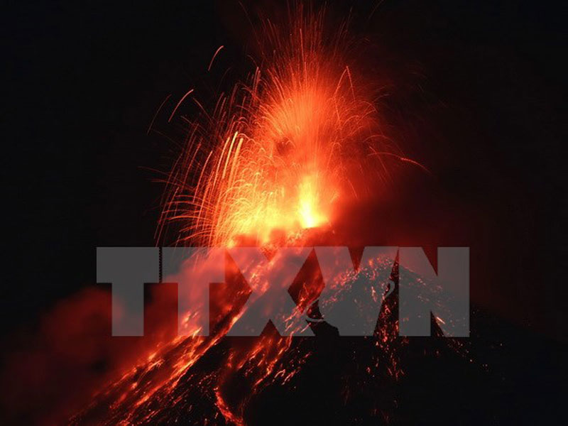 Núi lửa Volcano of Fire phun trào tại Alotenango thuộc Sacatepequez, Guatemala ngày 25/1. (Ảnh: EPA/TTXVN).