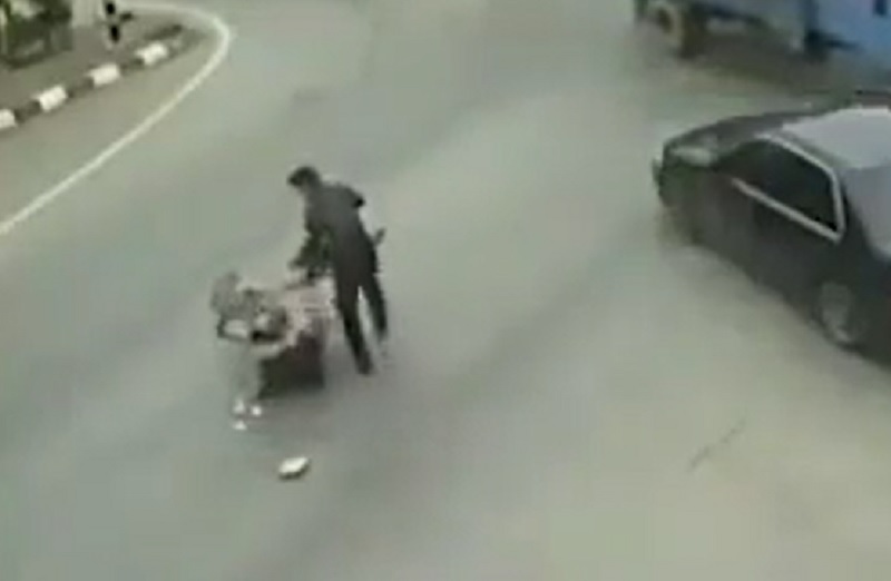 Người đàn ông từ xe máy bước ra giúp đỡ người đi xe đạp bị đâm.