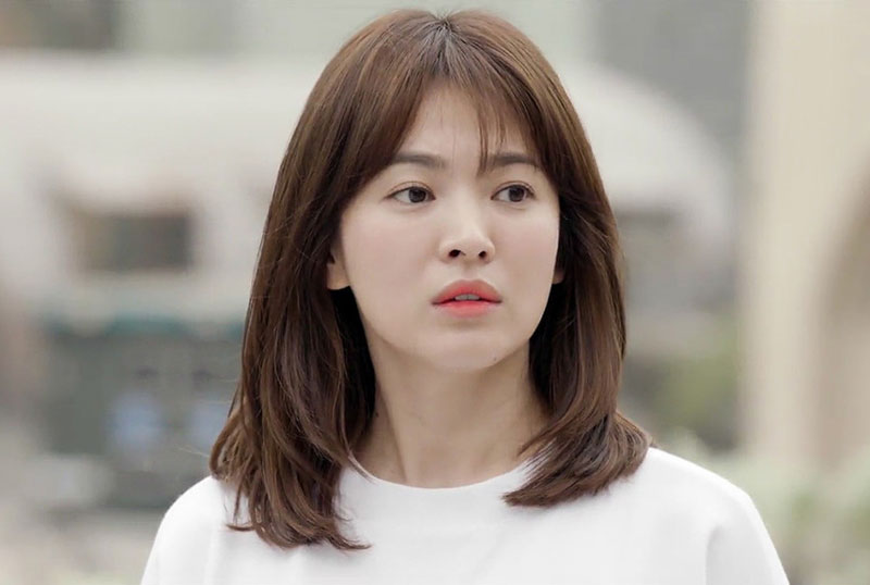 1. Song Hye Kyo. Là diễn viên được biết đến qua các phim Trái tim mùa thu, Ngôi nhà hạnh phúc, Gió đông năm ấy, Hậu duệ mặt trời… Nhờ ngoại hình xinh xắn cùng diễn xuất tốt, cô gái sinh năm 1981 được xem là “hòn ngọc quý” của làng giải trí Hàn Quốc.