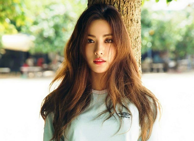 2. Nana (Im Jin-ah). Cô người mẫu, ca sĩ và là Rapper có tiếng ở Hàn Quốc. Người đẹp sinh năm 1991 là thành viên nhóm After School và nhóm nhỏ Orange Caramel. Trong 2 năm liên tiếp, (2014 và 2015) cô đứng đầu danh sách nghệ sĩ đẹp nhất hành tinh.