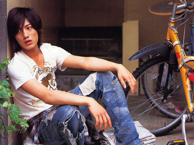 3. Akanishi Jin. Là nhạc sĩ, ca sĩ, nhạc sĩ và diễn viên sinh năm 1984 tại Nhật Bản. Anh bắt đầu hoạt động nghệ thuật vào năm 1998 và từng là một trong 2 giọng ca chính của KAT-TUN cùng với Kamenashi Kazuya.
